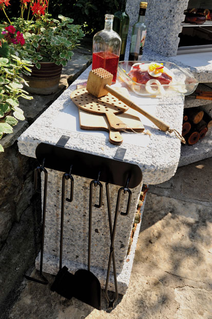 Závěs na nářadí (na krbovou desku síly 70-85 mm)