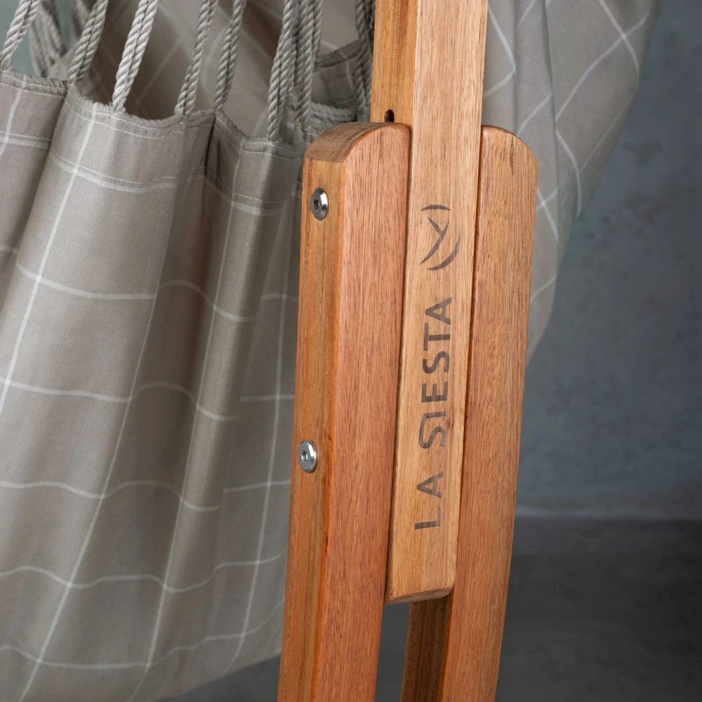 Houpací sedačka se stojanem - La Siesta Udine Outdoor Almond