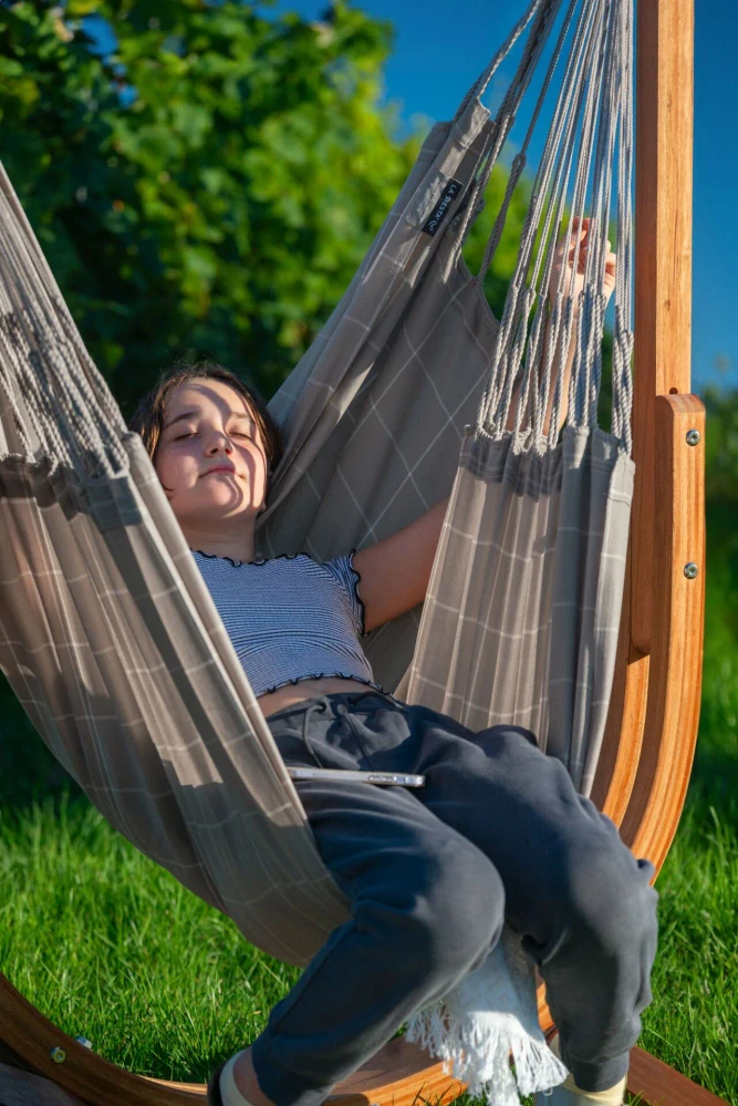 Houpací sedačka se stojanem - La Siesta Udine Outdoor Almond